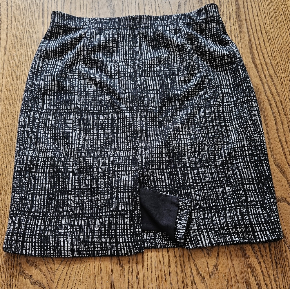 Coldwater Creek Skirt. Black and White Patterned Women's Skirt 10 Petite. - Picture 2 of 8